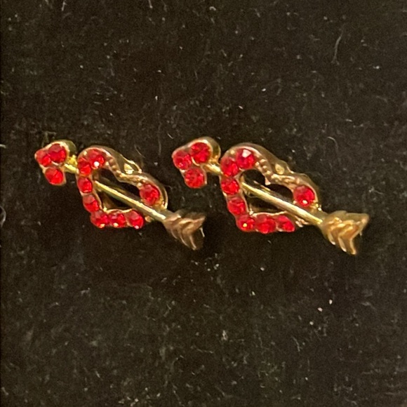 0.5” mixed metal gold tone heart & arrow stud earrings 7 prong set red crystals - Picture 4 of 10